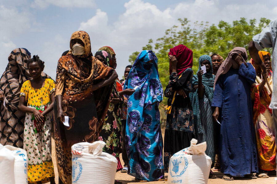 スーダンのジャジーラ州ワド・メダニの廃れた農場で、国連WFPとそのパートナーからの支援を受ける避難民。