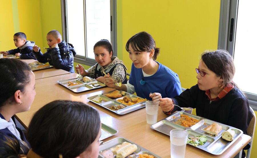 子どもたちと給食を食べる杏さん