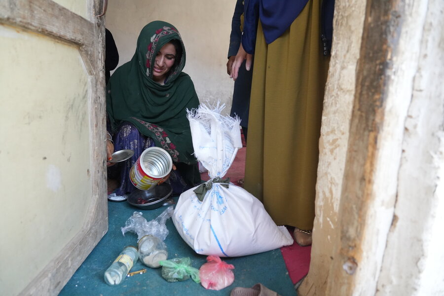 この母親は、国連WFPから受け取った最後の配給食料の残りを見せてくれました。Photo: WFP/Hasib Hazinyar