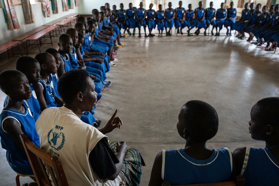 ウガンダ・カンゴールのカンゴール女子小学校で女子生徒に話をするジョイス Photo: WFP/Arete/Siegfried Modola