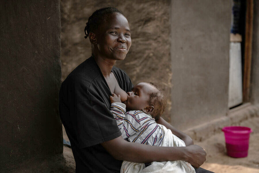 ウガンダに住む南スーダンからの難民のクリスティンさんと息子のアルヴィンくんにとって、母乳育児支援は生命線です。 Photo: WFP/Siegfried Modola 