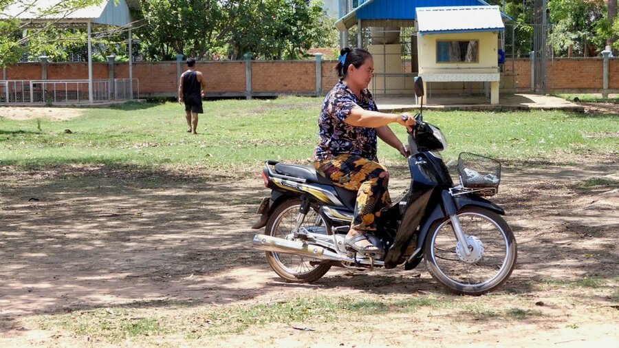 センさんは、教師としての月給で、以前は手の出なかったオートバイも買えるようになりました。 Photo: WFP/Edward Johnson.