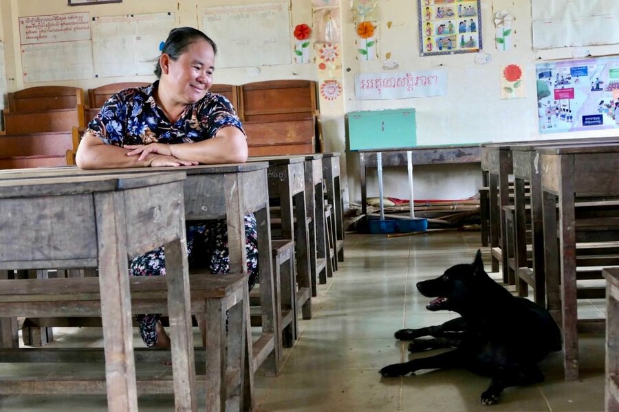 教室でのセンさん。一緒にいるのは生徒たちがかわいがっている野良犬。 Photo: WFP/Edward Johnson