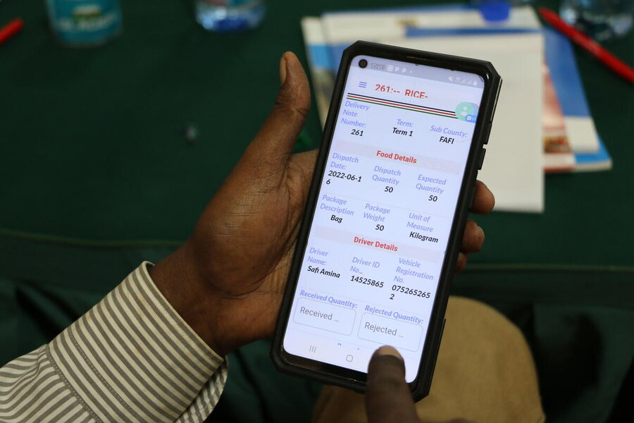 国連WFPは、学校給食の記録をデジタル化するケニア政府の取り組みを支援しています。ケニア当局は、2024年の学校給食予算を2倍以上に拡大する計画です。 Photo: WFP/Martin Karimi