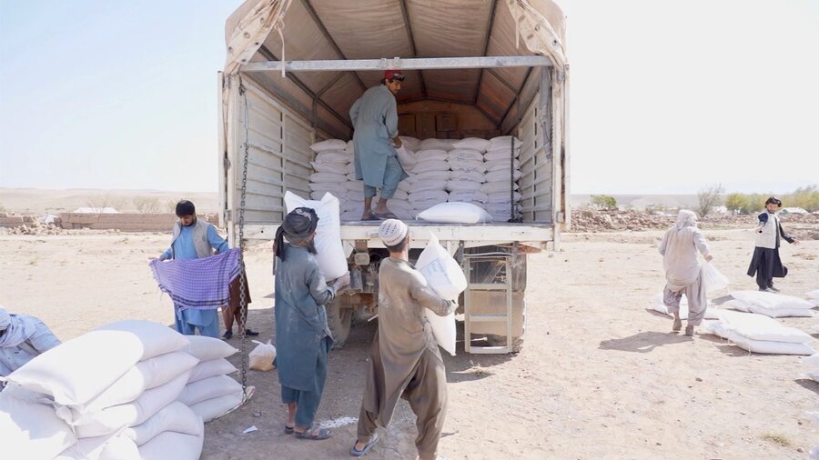 Workers unload WFP food assistance to quake-hit villages in Afghanistan's Herat Province. Photo: WFP/Hasib Hazinyar