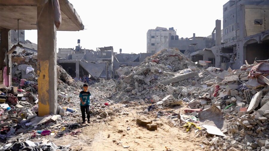 ガザ地区の破壊された街を歩く少年。Photo: WFP Photolibrary