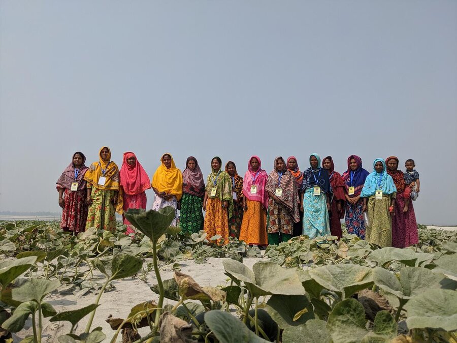 バングラデシュのランプールにあるクリグラムで、国連WFPが支援するプロジェクトの一環としてカボチャを栽培する女性たち。 Photo: WFP/Lena von Zabern