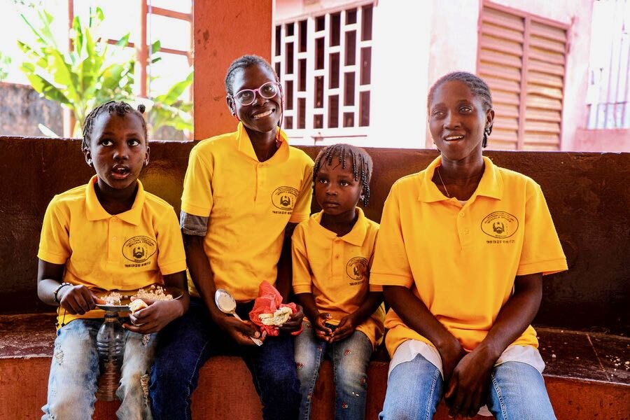 ビサウのベンガラ・ブランカ学校で国連WFPの食事を楽しむ子どもたち。世界銀行の調査によると、大きな障壁に直面している障がいを持つ子どもたちにとって、良い教育が重要であることが明らかになりました。WFP/Richard MbouetChildren enjoy a WFP meal at Bengala Brenca in Bissau. A World Bank study found good education is key for kids with disabilities who face major barriers. Photo:WFP/Richard Mbouet
