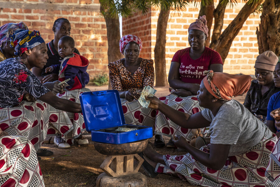 エメルダ・ヒチョーンボルワさん（中央）と彼女の女性貯蓄グループは、蓄えたお金をビジネスの拡大に使っています。Photo: WFP/Gabriela Vivacqua