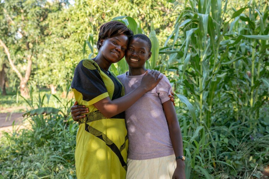 グレース・マーティンさん（左）と娘のサルワ・アンソニーちゃんは、南スーダンのヤンビオにある家族農園の世話をしています。 Photo: WFP/Eulalia BerlangaPhoto: WFP