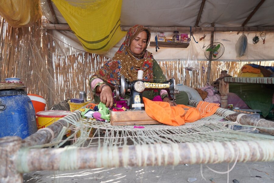 洪水ですべてを失ったフサンさんはドレスを縫うことで収入を得ることができています。Photo: WFP/Anam Abbas