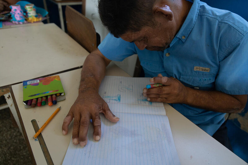 「今では、私がいなくなっても彼はうまくやれています。」息子が学校に通うようになった今、ルイス・エンリケ・ガルシアさんの父親は言います。Photo: WFP/Marianela González