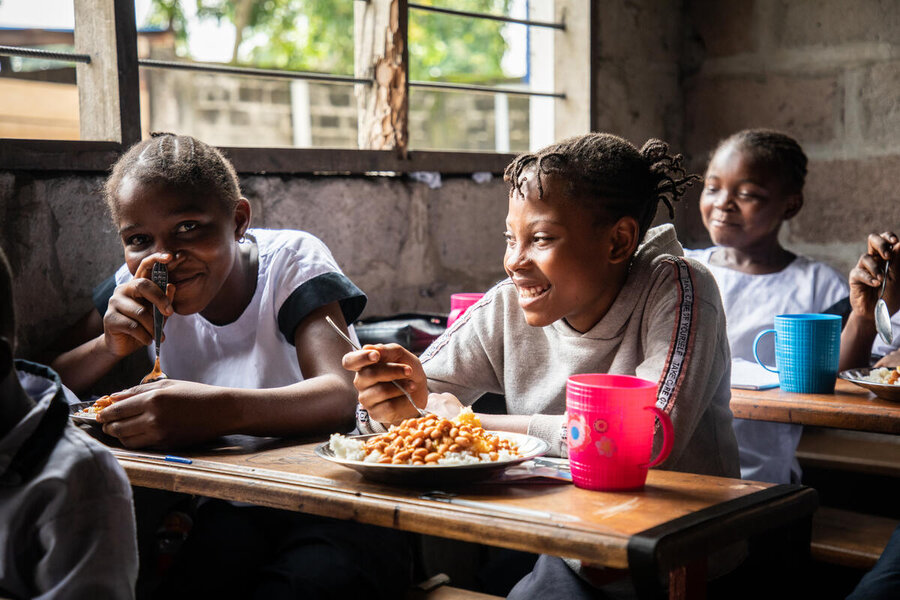コンゴ民主共和国のキンシャサで、国連WFPが支援する学校給食を食べる子どもたち。Photo: WFP/Vincent Tremeau