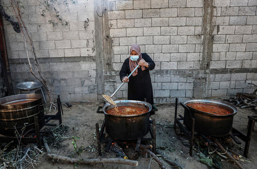 A women-led cooperative in Rafah in Gaza uses firewood, in the absence of gas, to cook WFP hot meals for internally displaced Palestinians. Photo: WFP/Ali Jadallah