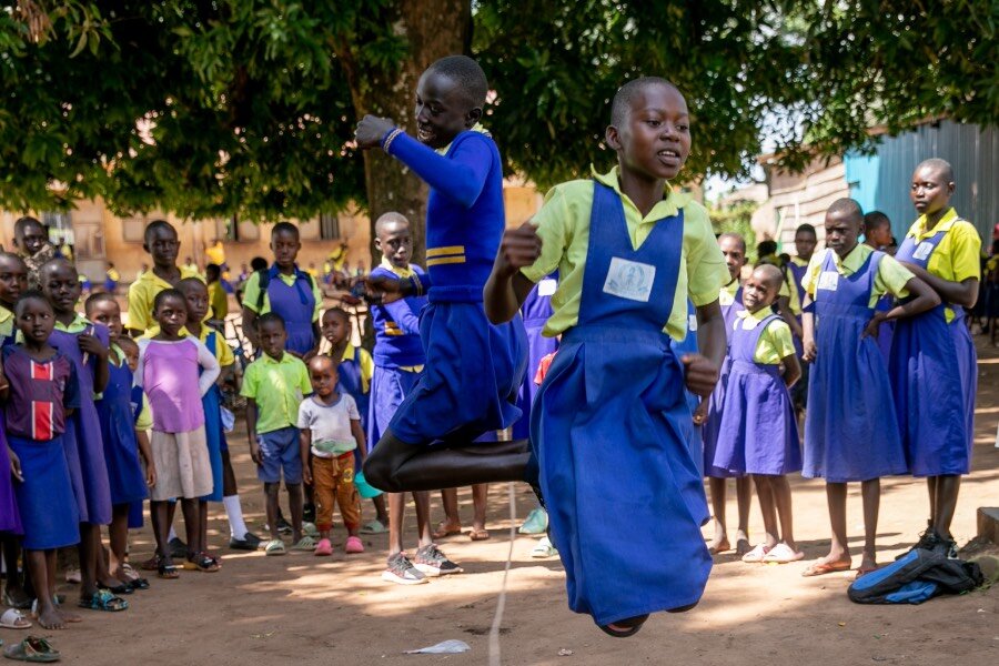 南スーダンのヤンビオにある学校に通う子どもたちは、通常の学習科目の他に、生きるための術も学びます。 Photo: WFP/Eulalia Berlanga