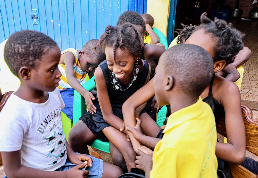 授業の合間の休憩時間を楽しむ子どもたち。ギニアビサウの首都にあるベンガラ・ブランカ学校への支援は、国連WFPとそのパートナー機関が、障がいのある子どもたちにより学習しやすい環境を提供するための取り組みの一環です。Photo: WFP/Richard Mbouet