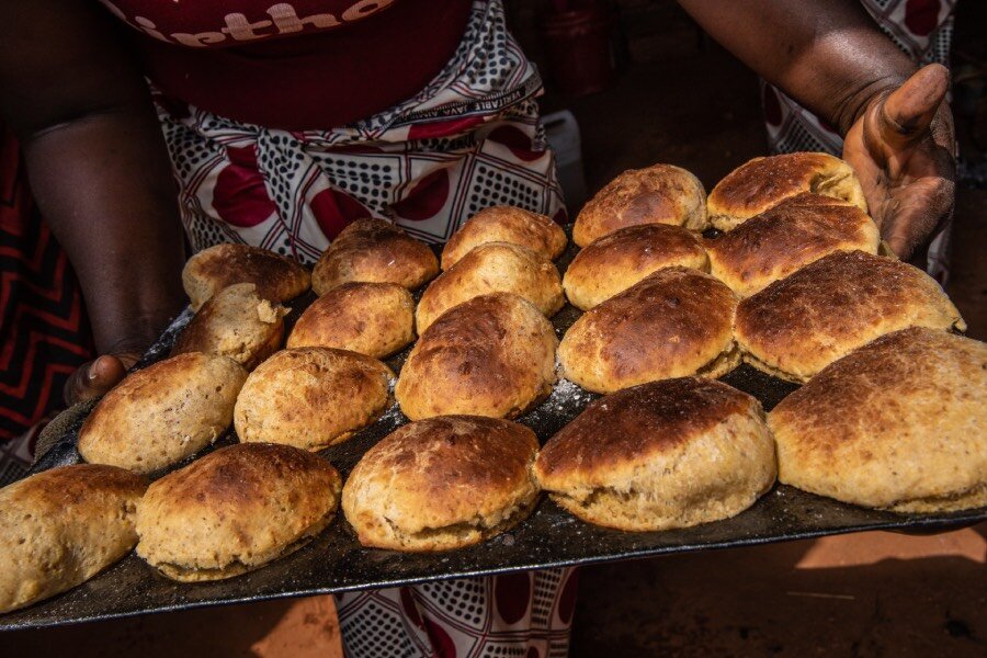 ザンビアのモンゼ地区の女性たちが作る栄養満点のスコーン。Photo: WFP/Gabriela Vivacqua