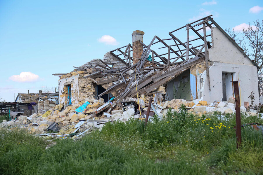 ウクライナ南部ミコライフ地方の破壊された家屋。ウクライナ全土で、多くの人びとが戦闘の激しい地域の近くで暮らし続けています。Photo: WFP/Anastasiia Honcharuk