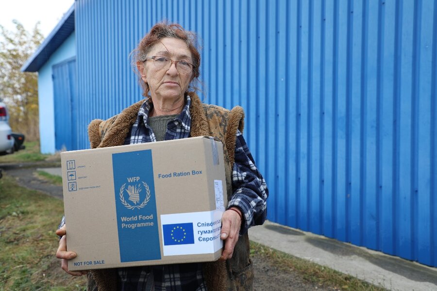 最前線のヴェセリアンカ村の自宅に戻ったアラさん。彼女と夫が生きるために必要な30日分の食料配給ボックスを受け取ります。Photo: WFP/Anna Andrusenko