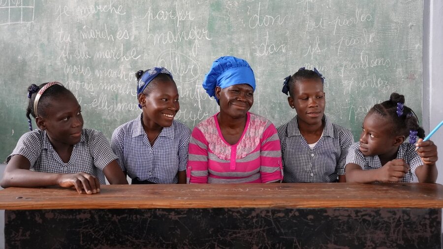 国連WFPの学校給食支援は、マガリさんの4人の娘たちのような全国の子どもたちに、勉強し、自分の夢を実現するために必要なエネルギーを与えています。Photo: WFP/Pedro Rodrigues