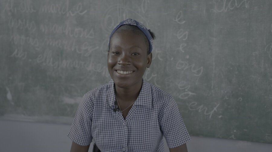 ハイチのゴナイヴで国連WFPの学校給食支援を受けているメズダちゃんは14歳、看護の仕事をするのが夢です。 Photo: WFP/Pedro Rodrigues