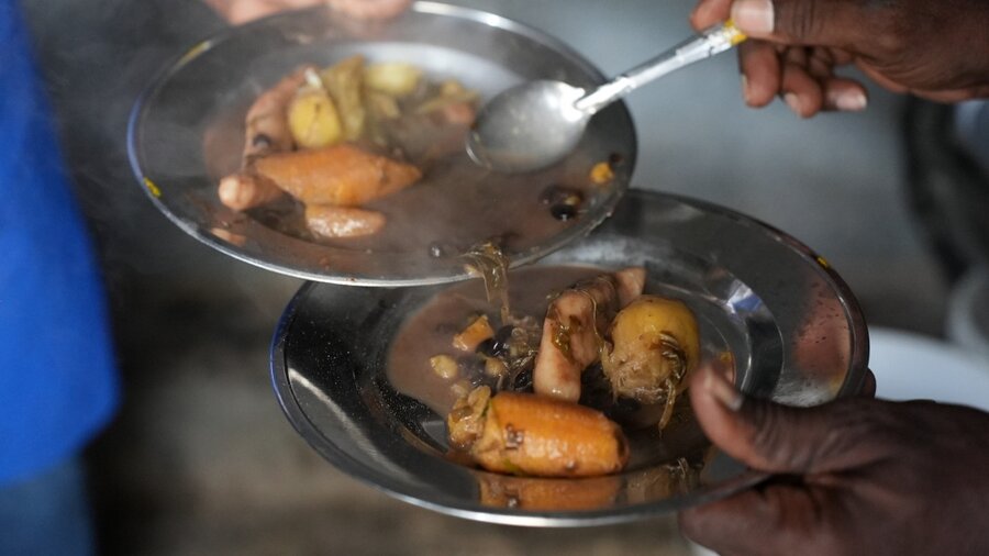 国連WFPは地元の農家から学校給食の食材を購入することで、毎月100万米ドル以上をハイチ経済に投入しています。 Photo: WFP/Pedro Rodrigues