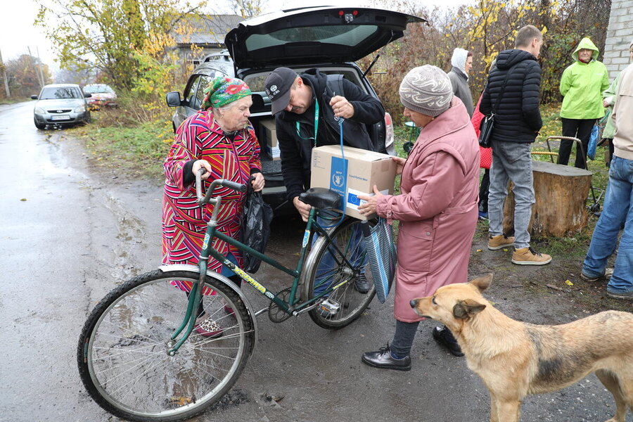 ドネツクで行われた国連WFPの食料配給。 Photo: WFP/Anna Andrusenko