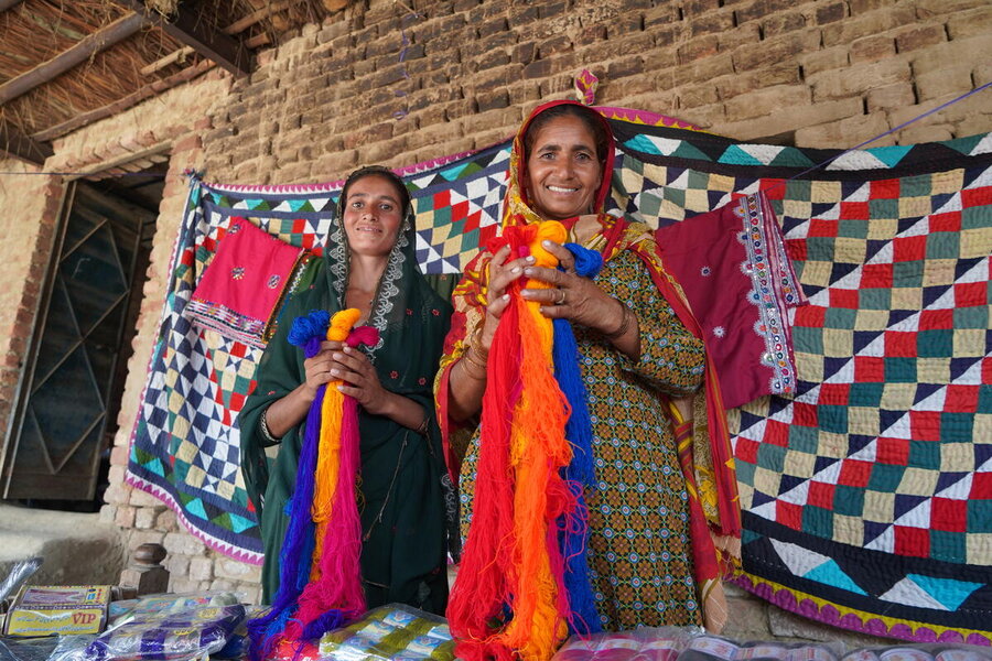 シンド州マティアリ近郊の村に住むシャビランさん（右）は、現金支援によって刺繍の事業に投資することができました。 Photo: WFP/Anam Abbas