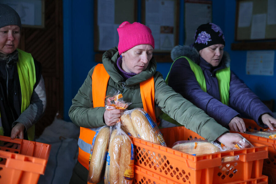 食料不安が特に高い最前線地域に暮らすウクライナ人向けに国連WFPの焼きたてパンを配る準備をする女性たち。 Photo: WFP/Anastasiia Honcharuk