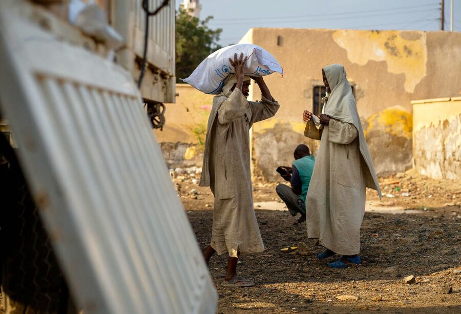 1,800万人近くが極度の食料不安に直面しているスーダンで、国連WFPの食料を届ける作業員たち。 Photo: WFP/Abubakar Garelnabei