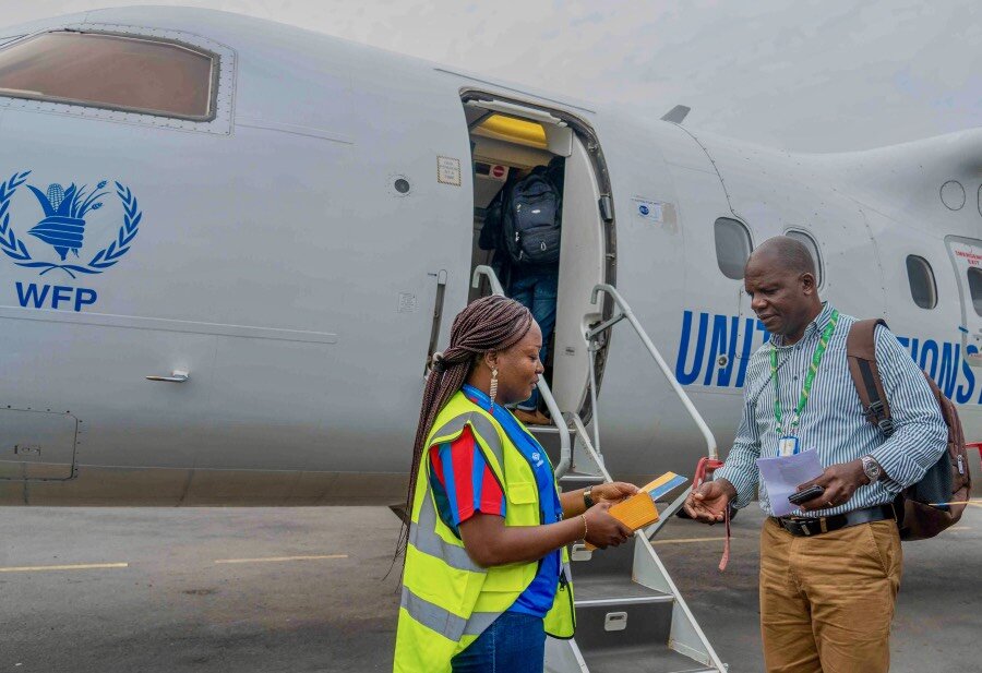 コンゴ民主共和国北東部、ベニ行きのUNHAS機に搭乗する人道支援スタッフ、カロンゴ・ルワビカンガ さん。Photo: WFP/Benjamin Anguandia