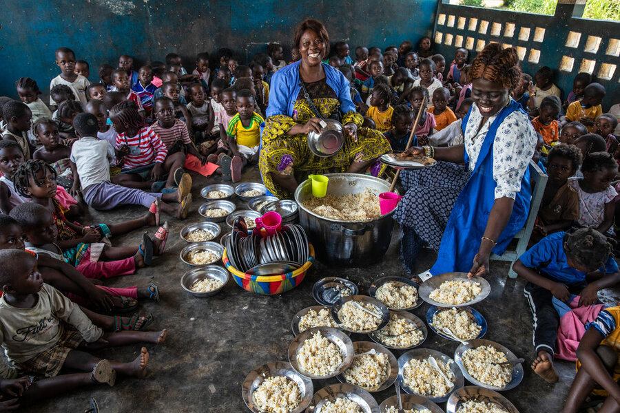 学校給食支援は、国連WFPがコンゴ共和国で最も力を入れている活動で、プラトー県にあるこの学校のような532の小学校で、17万3,000人以上の児童に給食を提供しています。Photo: WFP/Gabriela Vivacqua