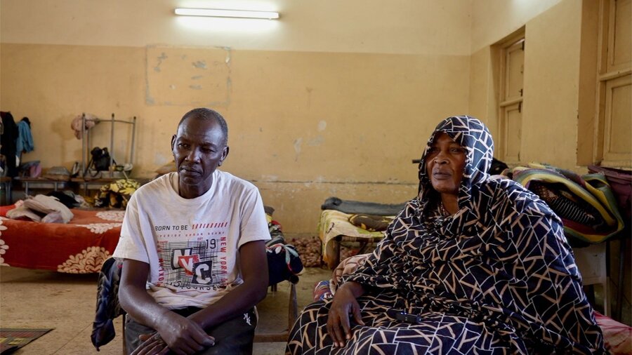 スーダンの紛争で2度家を追われたアワド・アダムさんとナフィサさん夫妻は、ポート・スーダンに退避し、そこで国連WFPの食料支援を受けています。 Photo: WFP/Abubakar Garelnabei