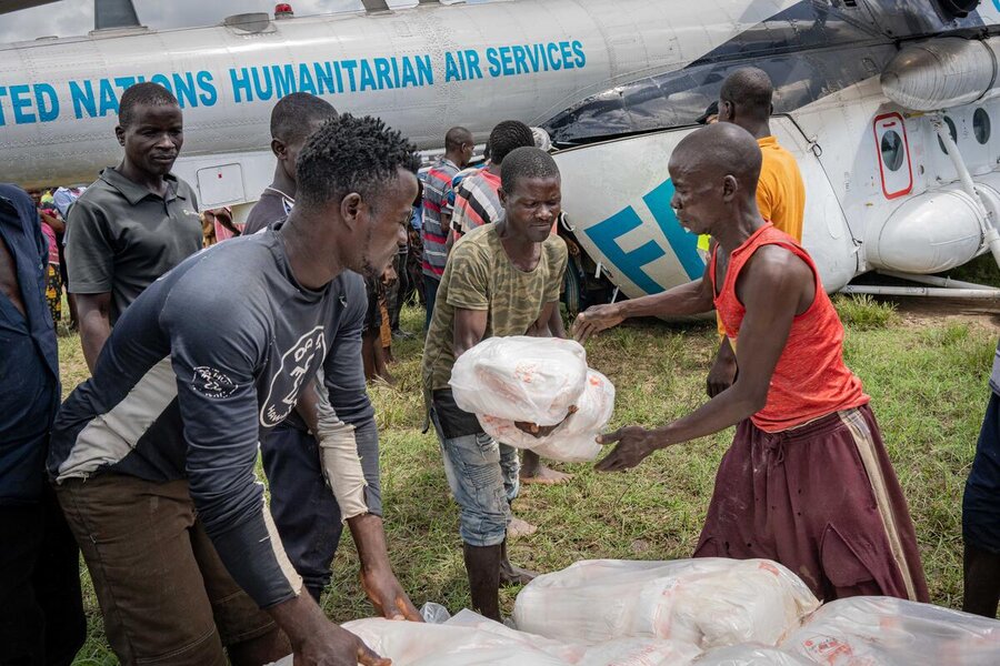 2023年3月、サイクロン「フレディ」によって孤立したマラウイのファロンベ地区の人々に援助物資を届けるUNHASのヘリコプター。 Photo: WFP/Badre Bahaji