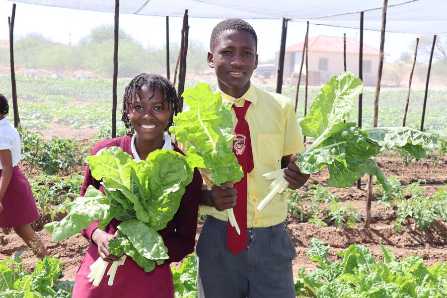 ナミビアの学校を中心とした「統合食料システム」プロジェクトは、WFP国連世界食糧計画（国連WFP） が支援する学校給食支援の一環として、健康的な食生活と最良の栽培方法に焦点を当てています。 Photo: WFP/Misael Neshindo