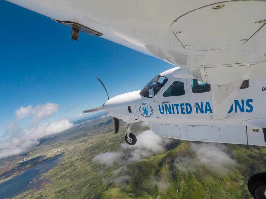 マダガスカルのアンドロイ地区のアンボボンベ近郊の海岸沿いを飛ぶUNHASの飛行機。 Photo: WFP/Benoit Lognone