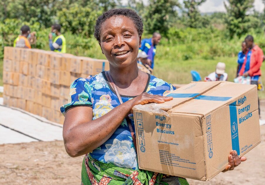 コンゴ民主共和国北東部の大洪水で子どもたちを失ったシファ・アキリマリさんは、UNHASから届けられた栄養強化ビスケットを受け取り感謝しています。 Photo: WFP/Benjamin AnguandiaSifa Akilimali lost children during deadly floods in northeastern DRC, but she's grateful for energy-packed biscuits delivered by UNHAS to hungry people. Photo: WFP/Benjamin Anguandia