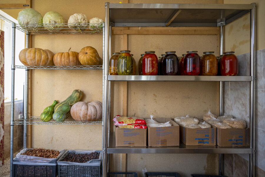 調理されなかった野菜は、ピクルスの瓶で保存されます。 Photo: WFP/Giulio d’Adamo
