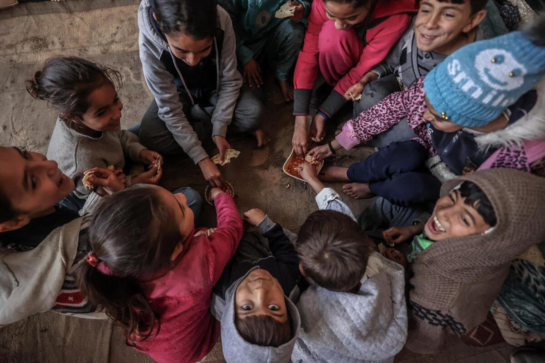支援された食料を分け合う子どもたち ©WFP/Alli Jadallah