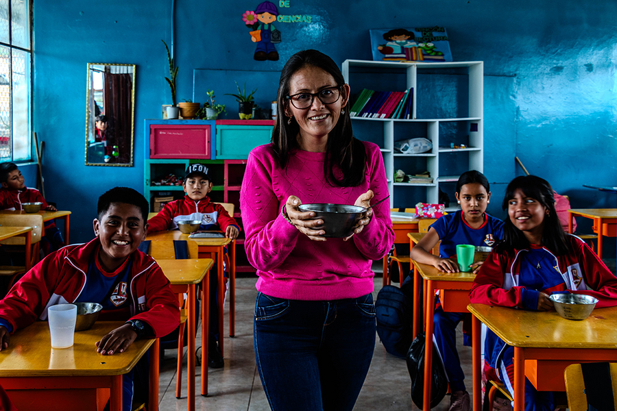 エクアドル農村部のサンラファエルにあるカルロス・モントゥファル中学校で、国連WFPが支援する学校給食の効果について証言するマーサ・ソラノさん。 Photo: WFP/Gonzalo Ruiz