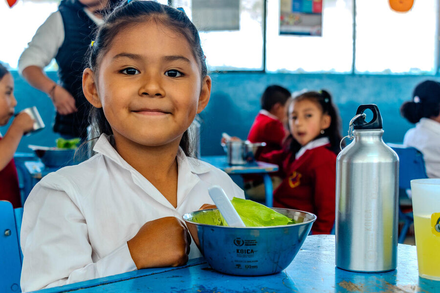 学校の食堂で温かい給食を食べるダニエラちゃんとクラスメートたち。 Photo: WFP/Gonzalo Ruiz