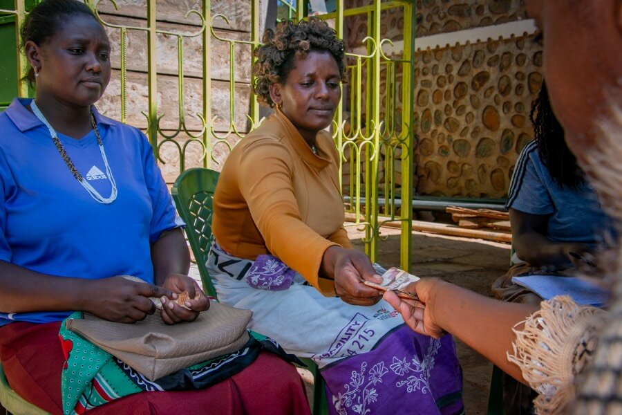 農家のローズ・レカイラブさん（右）は、サンブル郡の貯蓄グループの利益を使って、娘のレストラン事業を立ち上げ、成功を収めました。 Photo: WFP/Martin KarimiFarmer Rose Lekairab (R) used her Samburu savings group profits to help launch her daughter's now-successful restaurant business. Photo: WFP/Martin Karimi