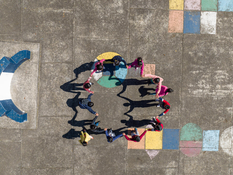 エクアドル、カルチ県サンラファエルの学校で、昼食後に遊ぶ子どもたち。 Photo: WFP/Esteban Barrera