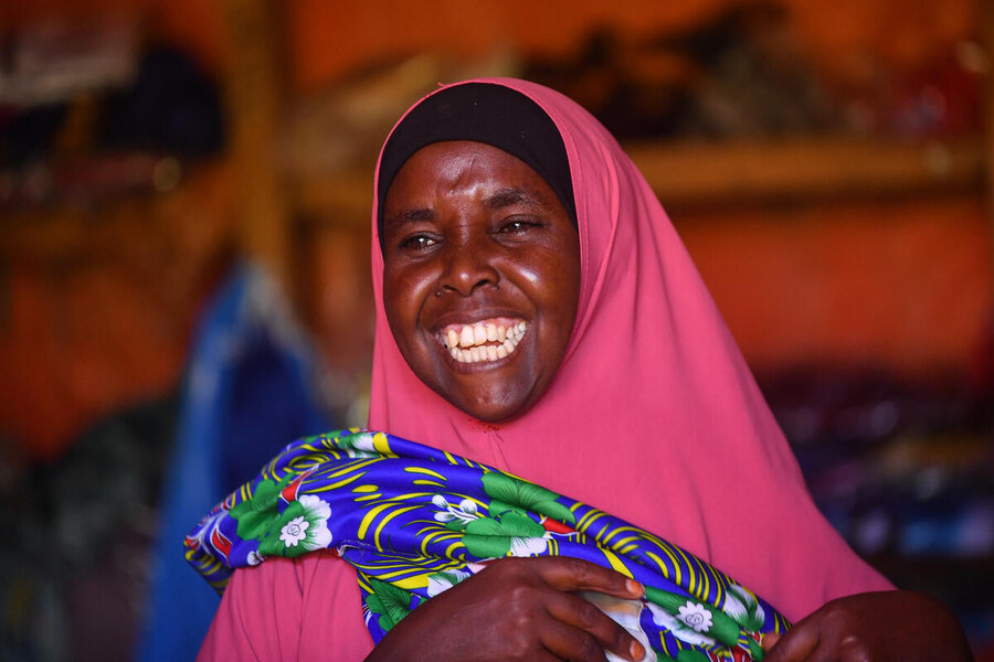 商人のウナ・イブラヒム・マフムードさんは、ヒラウェイン難民キャンプで衣料品ビジネスを立ち上げました。彼女の協同組合には、難民や彼女のような地元のエチオピア人が含まれています。 Photo: WFP/Michael TeweldeTrader Una Ibrahim Mahmoud has set up a clothing business at Hilaweyn refugee camp, where her cooperative includes refugees and local Ethiopians like herself. Photo: WFP/Michael Tewelde