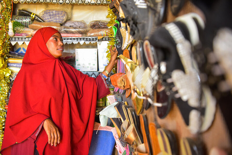 ソマリア難民のムスリマさんは、ビジネスで得た利益で3人の姉妹に教育を受けさせ、そのあと自らの学業を修了したいと考えています。 Photo: WFP/Michael Tewelde