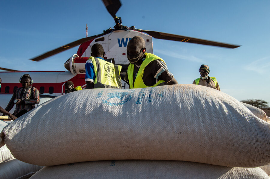 Unloading assistance in Burkina Faso. Last year, WFP-managed UNHAS delivered food to half-a-million people in the country. Photo:WFP/Benoit Lognone