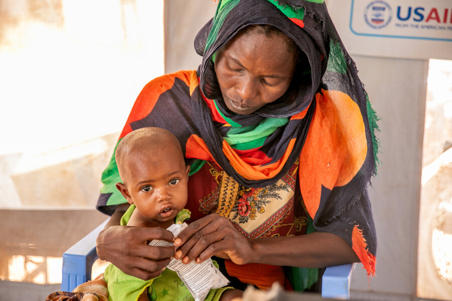 国連WFPの栄養強化食品で栄養不良から回復しつつあるスーダン難民のザハラさんと娘のムーナちゃん。 Photo: WFP/Eulalia Berlanga
