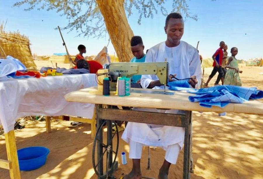 縫製職人のアフマットさんがこの20年で祖国スーダンの戦闘から逃れ、チャドに避難したのは2度目となる。  Photo: WFP/Djaounsede MadjiangarOver the past two decades, Taylor Ahmat has sought refuge in Chad twice because of fighting in his native Sudan.  Photo: WFP/Djaounsede Madjiangar