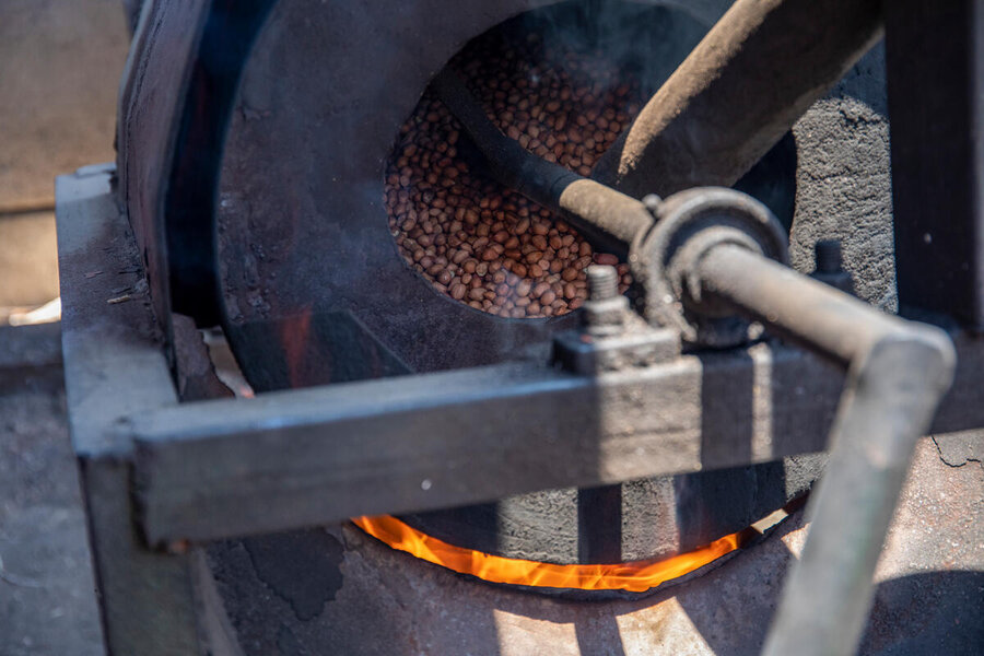 国連WFPが提供する焙煎ドラムは、調理時間を半分の30分に短縮します。 Photo: WFP/Cynthia Matonhodze