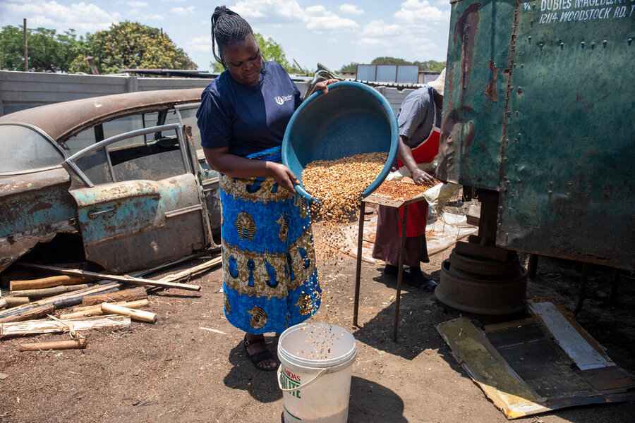 11月、ジンバブエ第二の都市ブラワヨ市の廃品置き場で同僚と一緒にピーナッツを選別するエディス・ンデベレさん。エル・ニーニョ現象の影響で、彼女の商売はほぼ壊滅状態になりました。 Photo: WFP/Cynthia Matonhodze